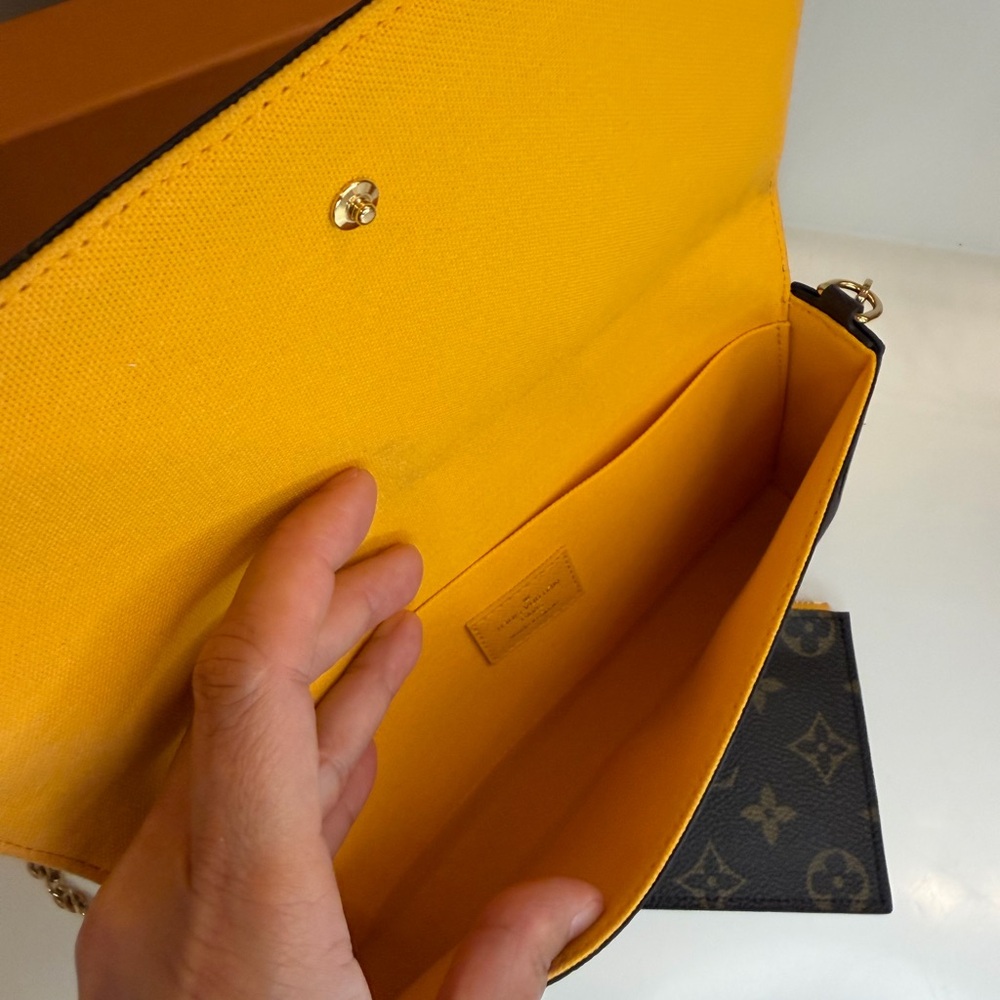 🎀 LOUIS VUITTON '22 VIVIENNE NYC HOLIDAY ANIMATION MONOGRAM FELICIE POCHETTE - Picture 5 of 16